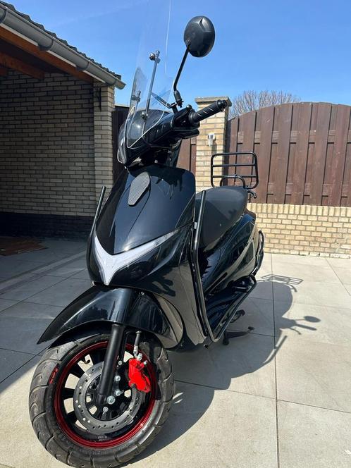 EEN MOOIE TOP SCOOTER ! MOET SNEL WEG!, Fietsen en Brommers, Brommeronderdelen | Scooters, Zo goed als nieuw, Overige merken, Overige typen