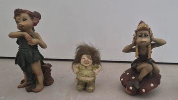 Set fantasy beeldjes – elfjes en trollen – vintage decoratie beschikbaar voor biedingen