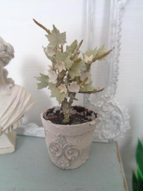 Plant in brocante pot....Poppenhuis 1:12... (Nr F13)*, Verzamelen, Poppenhuizen en Toebehoren, Nieuw, Poppenhuis, Ophalen of Verzenden