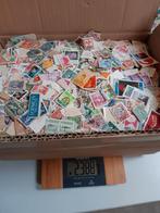 2,25 kilo afgeweekte wereldzegels in doos, Postzegels en Munten, Postzegels | Volle albums en Verzamelingen, Ophalen of Verzenden