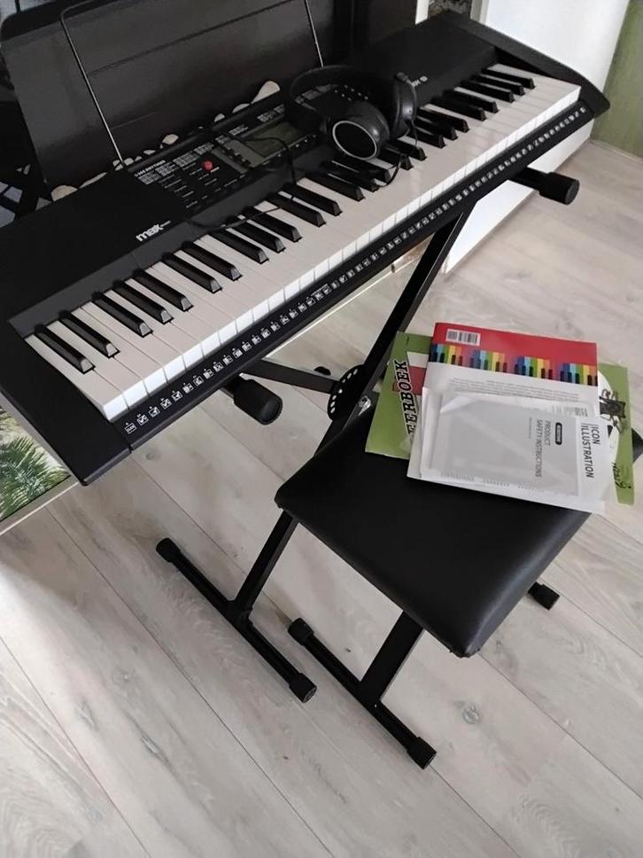 Tekoop keyboord compleet met kruk en koptelefoon en bo, Muziek en Instrumenten, Keyboards, Zo goed als nieuw, 61 toetsen, Ophalen