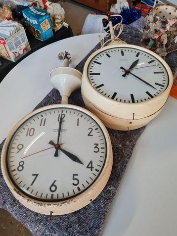 Vintage Wandklokken - Industrieel Design beschikbaar voor biedingen