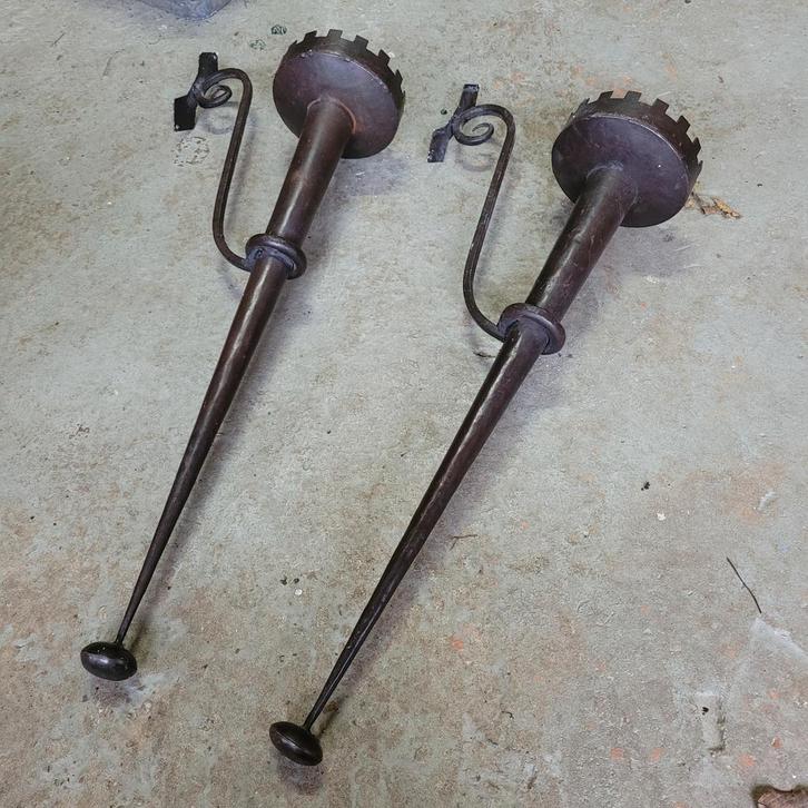 2 brocante oude grote metalen kandelaars muurkandelaars, Antiek en Kunst, Antiek | Kandelaars, Koper of Brons, Ophalen
