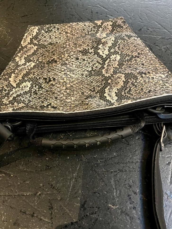 Schoudertasje slangen print, Sieraden, Tassen en Uiterlijk, Tassen | Damestassen, Zo goed als nieuw, Schoudertasje, Groen, Ophalen of Verzenden