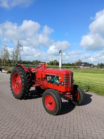 trekker Volvo 3.50 en een ploeg beschikbaar voor biedingen