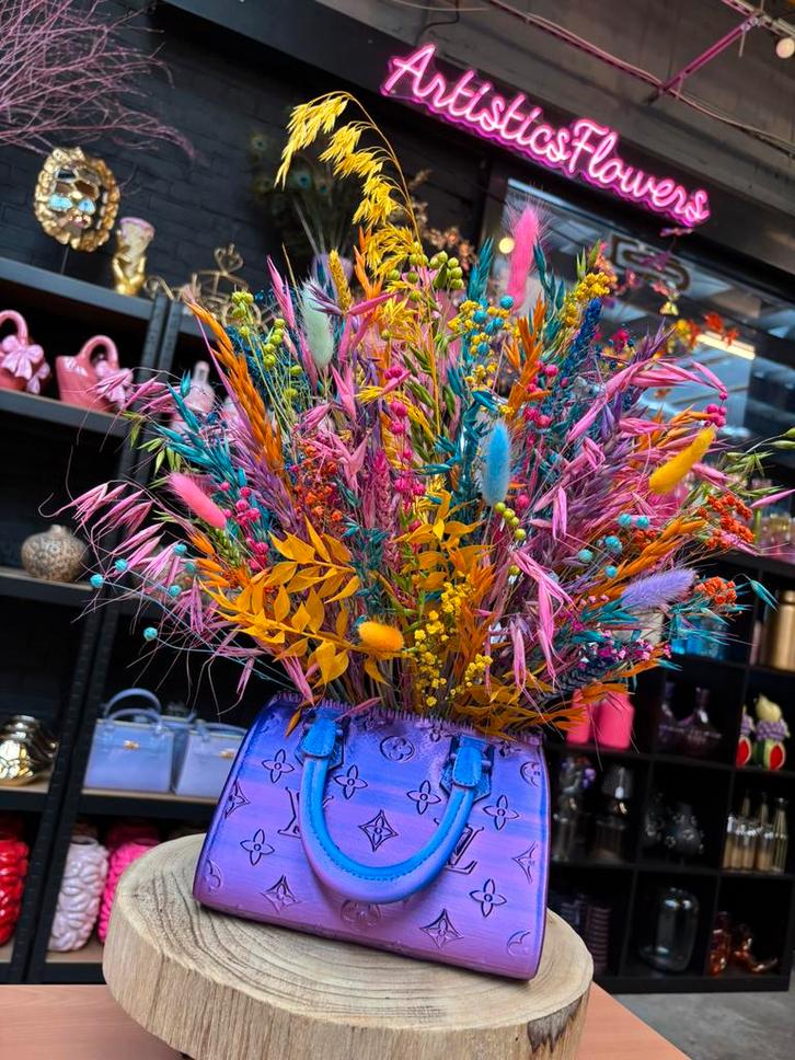 Louis vuitton bag vase neon city, Huis en Inrichting, Woonaccessoires | Droogbloemen, Nieuw, Ophalen of Verzenden