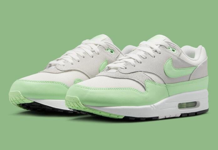 Nike Air Max 1 'Vapor Green' maat 42,5, Kleding | Heren, Schoenen, Overige kleuren, Nike, Nieuw, Ophalen of Verzenden
