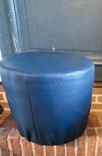 Blauw Poefje beschikbaar voor biedingen