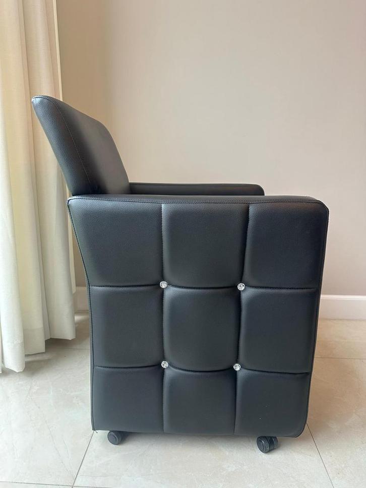 4 zwarte leren eettafelstoelen met wielen. Totaal €100,-, Huis en Inrichting, Stoelen, Zo goed als nieuw, Zwart, Ophalen