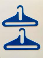 Space Age blauwe kledinghangers , design Karhumuovi