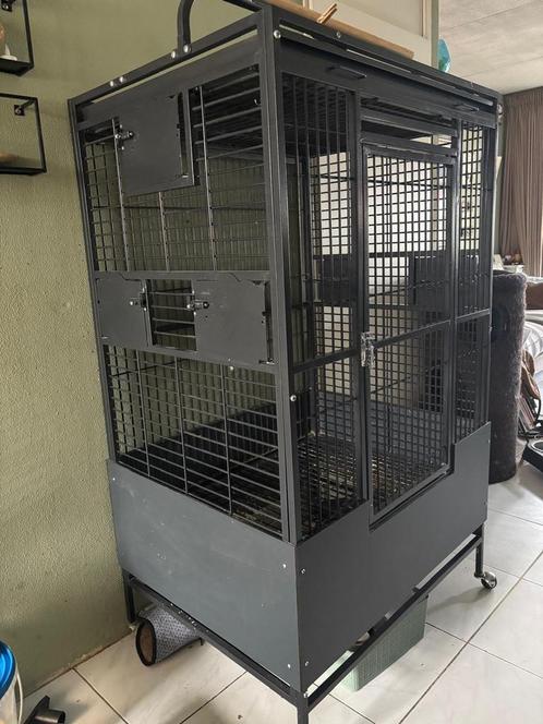 Grote papegaaien villa ( papegaaienkooi)merk Strong, Dieren en Toebehoren, Vogels | Hokken en Kooien, Zo goed als nieuw, Vogelkooi