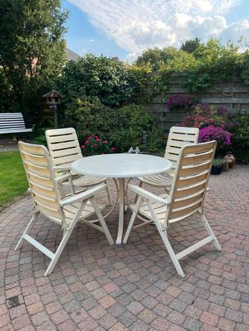 Tuintafel met 4 stoelen beschikbaar voor biedingen