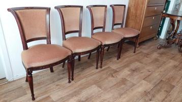 Noten eetkamerstoelen beschikbaar voor biedingen