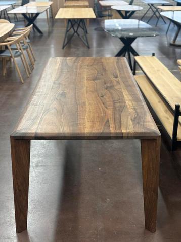 Walnoten tafel met geiintegreerde poten 250x100cm beschikbaar voor biedingen