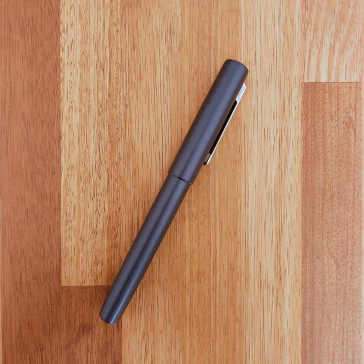Lamy Aion Deep Dark Blue vulpen <M> of <B>, Verzamelen, Pennenverzamelingen, Zo goed als nieuw, Vulpen, Overige merken, Met doosje