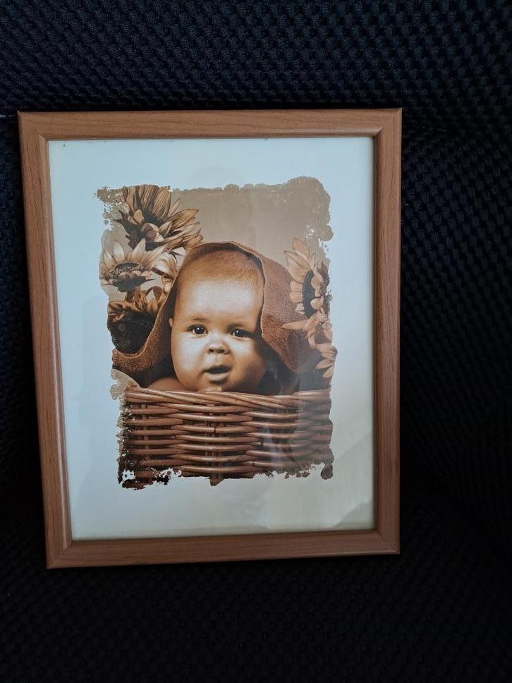 Fotolijst met oudbruine fotoprint baby in rieten mand, Huis en Inrichting, Woonaccessoires | Schilderijen, Tekeningen en Foto's