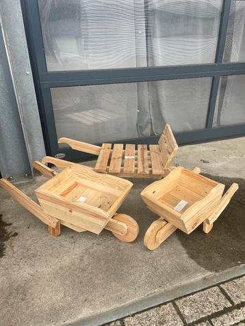 Houten Kruiwagen Plantenbakken - 3 Stuks beschikbaar voor biedingen