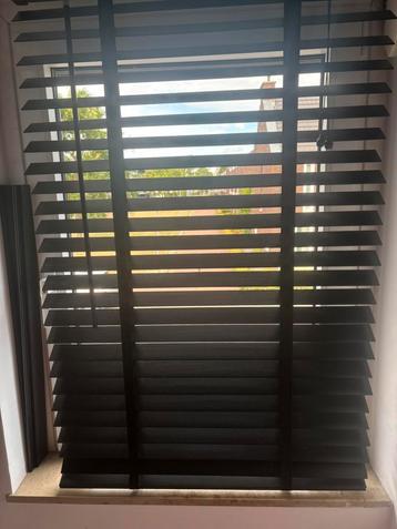 Zwarte jaloezie beschikbaar voor biedingen