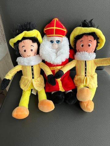 Set van Sinterklaas met 2 pieten knuffels beschikbaar voor biedingen