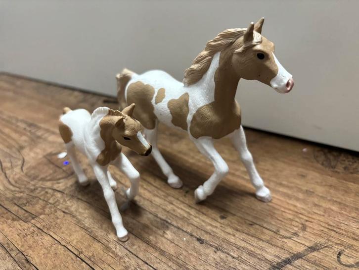 Schleich Horse Club – Paint Horse merrie & veulen, Verzamelen, Dierenverzamelingen, Zo goed als nieuw, Beeldje of Figuurtje, Paard