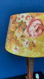 Vintage tafellamp, lamp op gestoken houten voet satijnen kap, Huis en Inrichting, Lampen | Tafellampen, Hout, Gebruikt, Vintage