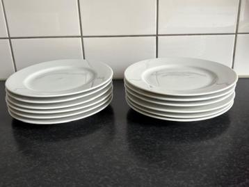 12 witte gebaksbordjes beschikbaar voor biedingen