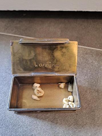 doosje met melktandjes beschikbaar voor biedingen