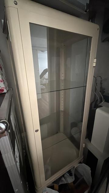 Vitrine te koop beschikbaar voor biedingen