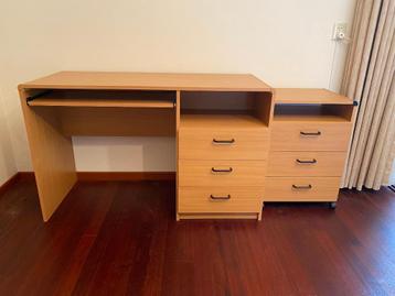 Bureau met bijbehorend ladenblok op wieltjes beschikbaar voor biedingen