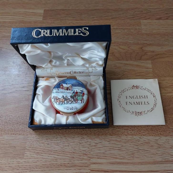 Kerst PILLENDOOSJE  "Christmas 1977" Crummles Enamels, Diversen, Kerst, Zo goed als nieuw, Ophalen of Verzenden
