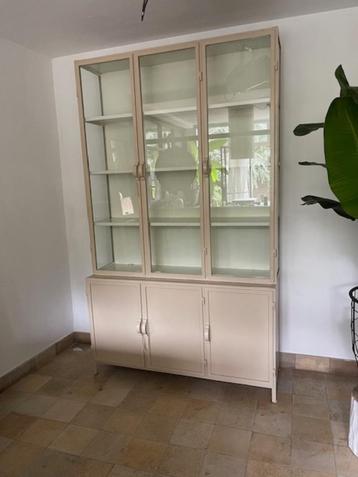  VITRINEKAST elegant 240x 142 cm breed zandkleur actie prijs beschikbaar voor biedingen