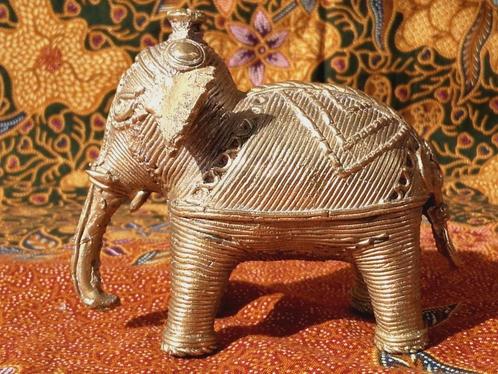 Mooi antiek brons beeldje uit India van een olifant 8,8 cm., Antiek en Kunst, Kunst | Niet-Westerse kunst, Ophalen of Verzenden