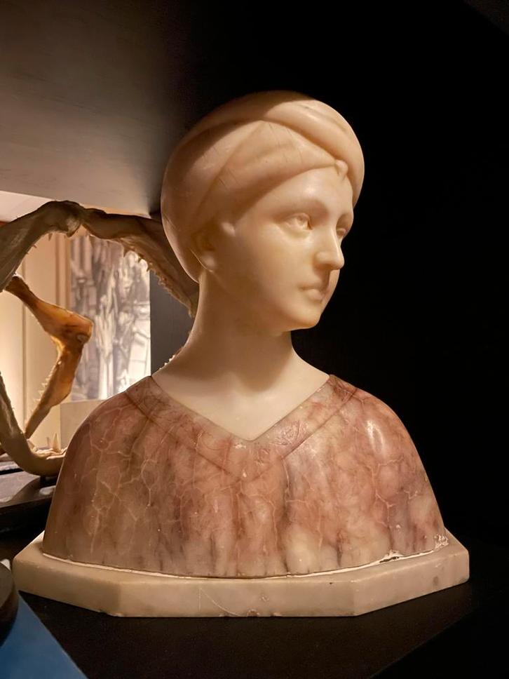 Marmeren Buste albast gesigneerd, Antiek en Kunst, Kunst | Beelden en Houtsnijwerken, Ophalen of Verzenden