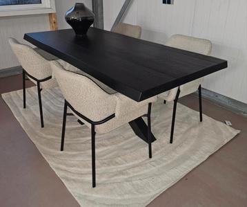 Boomstam tafel massief eiken met spinpoot Zwart.
2 maten!  beschikbaar voor biedingen