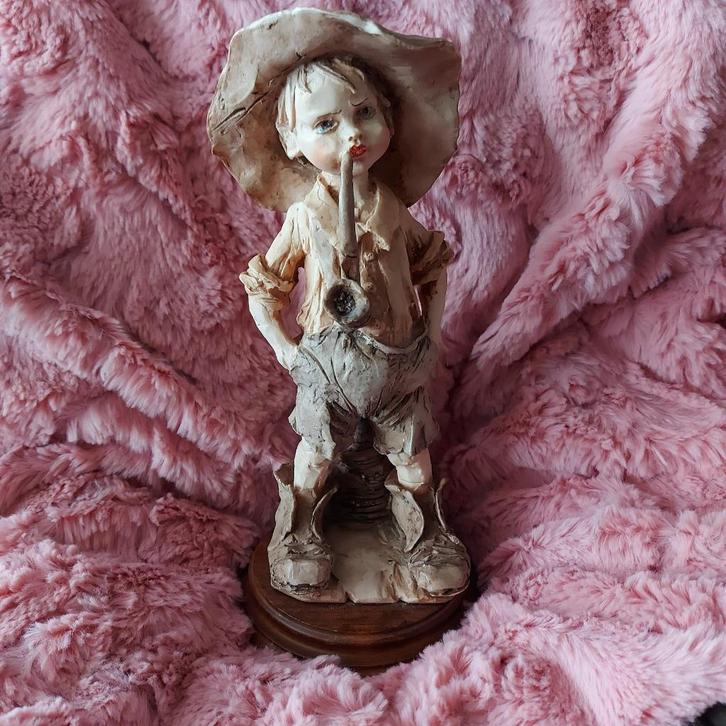Beeldje  Capodimonte jongen met Pijp, Verzamelen, Beelden en Beeldjes, Zo goed als nieuw, Mens, Ophalen of Verzenden