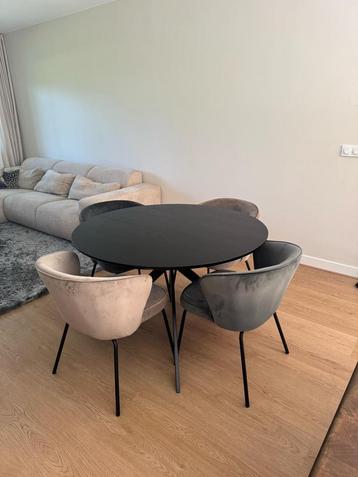 Ronde zwarte eettafel 120 cm doorsnede / stoelen stof  beschikbaar voor biedingen