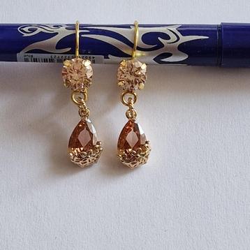 Goudkleurige oorbellen met bruine Swarovski elementen beschikbaar voor biedingen