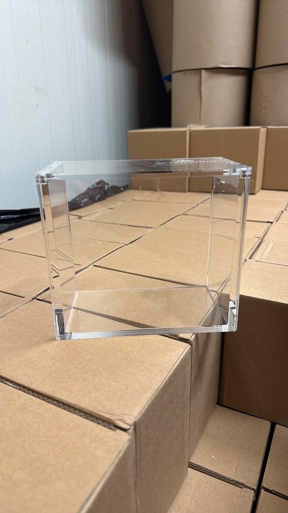 Pokemon boosterbox acryl case, Hobby en Vrije tijd, Verzamelkaartspellen | Pokémon, Zo goed als nieuw, Foil, Ophalen of Verzenden