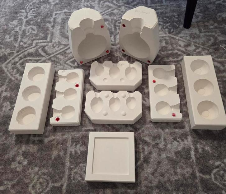 6 gipsen giet- en of drukmallen - vaas / eivorm / tegel, Hobby en Vrije tijd, Pottenbakken, Nieuw, Ophalen