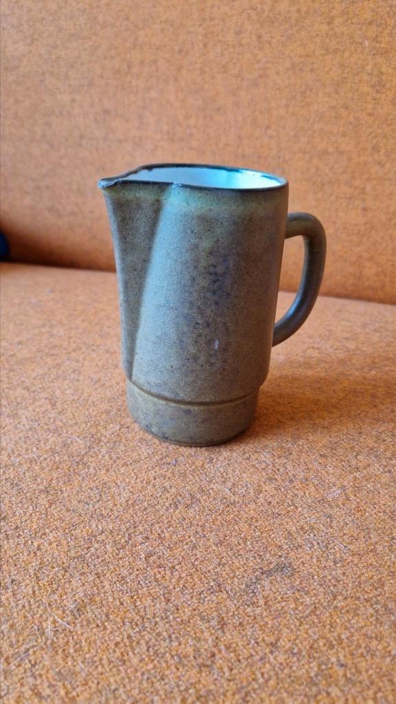 Lucie Q Bakker schenkkan bruin/groen, Antiek en Kunst, Antiek | Keramiek en Aardewerk, Ophalen of Verzenden