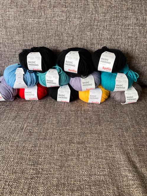 Pakket van 12 Bollen Basic Merino van Katia, Hobby en Vrije tijd, Breien en Haken, Zo goed als nieuw, Breien of Haken, Wol of Garen