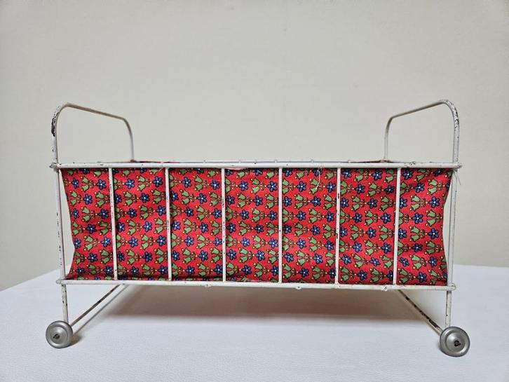 antiek poppenbedje op ijzeren wieltjes bed pop oud speelgoed, Antiek en Kunst, Antiek | Speelgoed, Ophalen of Verzenden