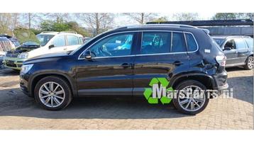 Aandrijfas links-achter van een Volkswagen Tiguan beschikbaar voor biedingen