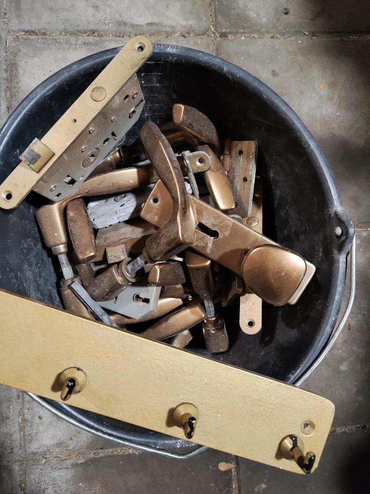 Partij oud deurbeslag – handgrepen, sloten en scharnieren, Doe-het-zelf en Verbouw, Hang- en Sluitwerk, Gebruikt, Overige typen