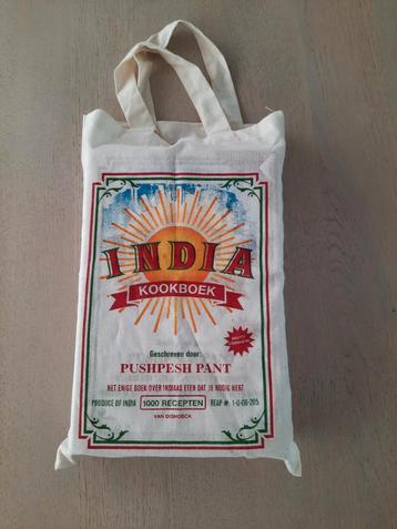 INDIA - Pushpesh Pant met originele canvas tas
 beschikbaar voor biedingen