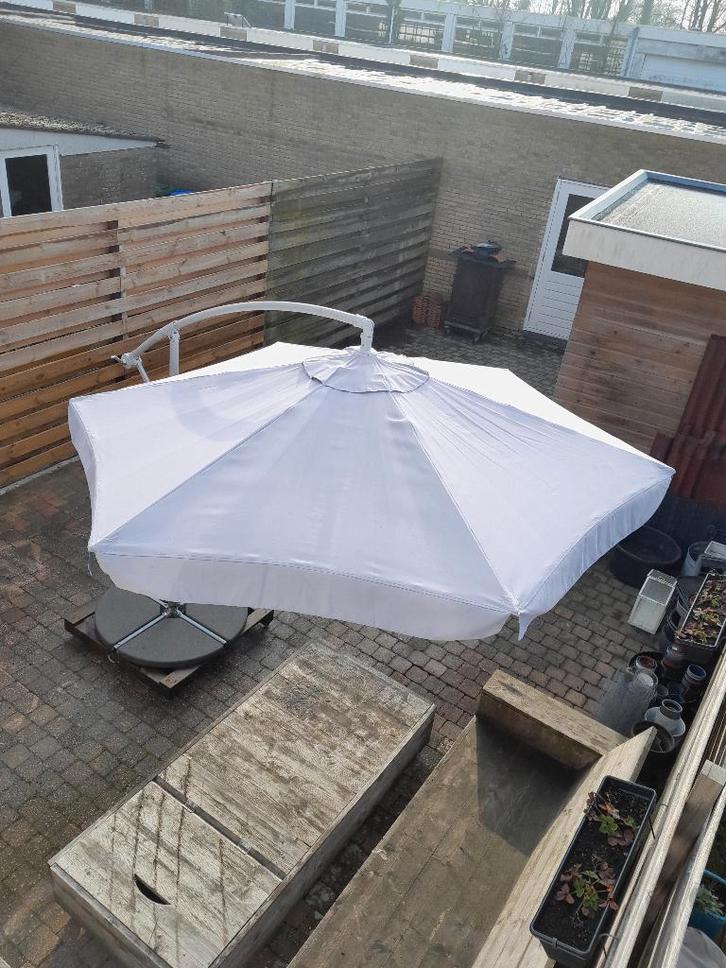 Parasol + voetsteun op wieltjes 2,90 meter diameter, Tuin en Terras, Parasols, Zo goed als nieuw, Zweefparasol, 2 tot 3 meter