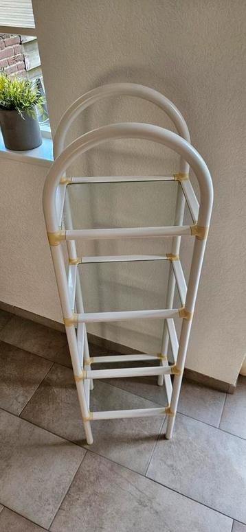 Retro Kastje - Kunststof & Glas beschikbaar voor biedingen