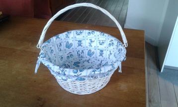 Leuke witte mand met hengsel en vrolijke "Hollandse stof" beschikbaar voor biedingen