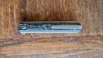 WE Knife Peer CarbonFiber Titanium beschikbaar voor biedingen