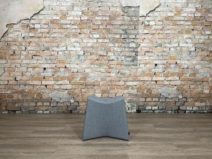 Naughtone Pinch Stool grijs bij TheReSales, Huis en Inrichting, Banken | Voetenbanken en Poefen, Zo goed als nieuw, Minder dan 50 cm